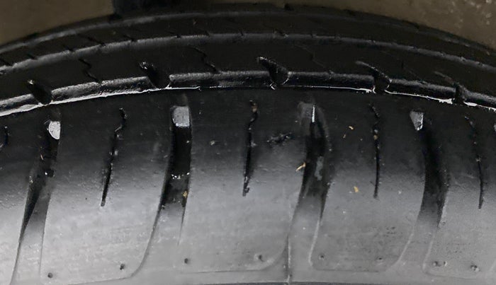 2013 Maruti Ritz VXI, Petrol, Manual, 66,515 km, Right Rear Tyre Tread
