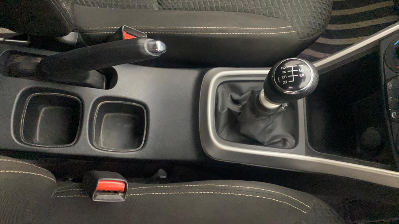 2015 Maruti S Cross ZETA 1.6, Diesel, Manual, 1,24,371 km, Gear Lever
