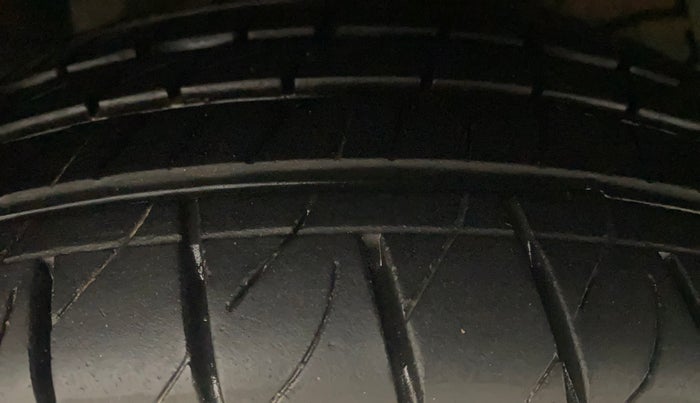 2015 Maruti S Cross ZETA 1.6, Diesel, Manual, 1,24,371 km, Right Front Tyre Tread