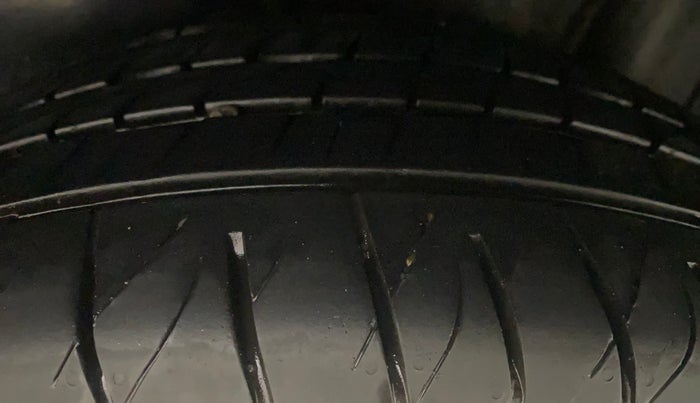 2015 Maruti S Cross ZETA 1.6, Diesel, Manual, 1,24,371 km, Left Rear Tyre Tread