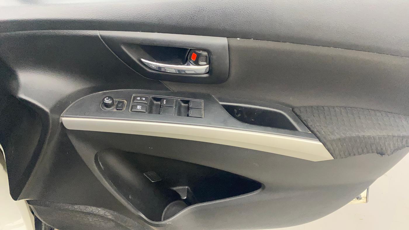 2015 Maruti S Cross ZETA 1.6, Diesel, Manual, 1,24,371 km, Driver Side Door Panels Control