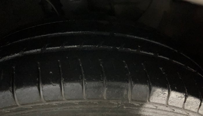 2015 Hyundai Elite i20 MAGNA 1.2, CNG, Manual, 27,534 km, Right Front Tyre Tread