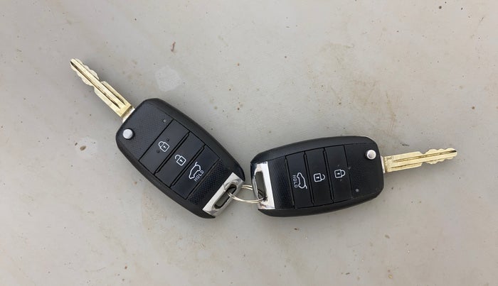 2020 KIA SONET HTK PLUS 1.0 IMT, Petrol, Manual, 99,702 km, Key Close Up