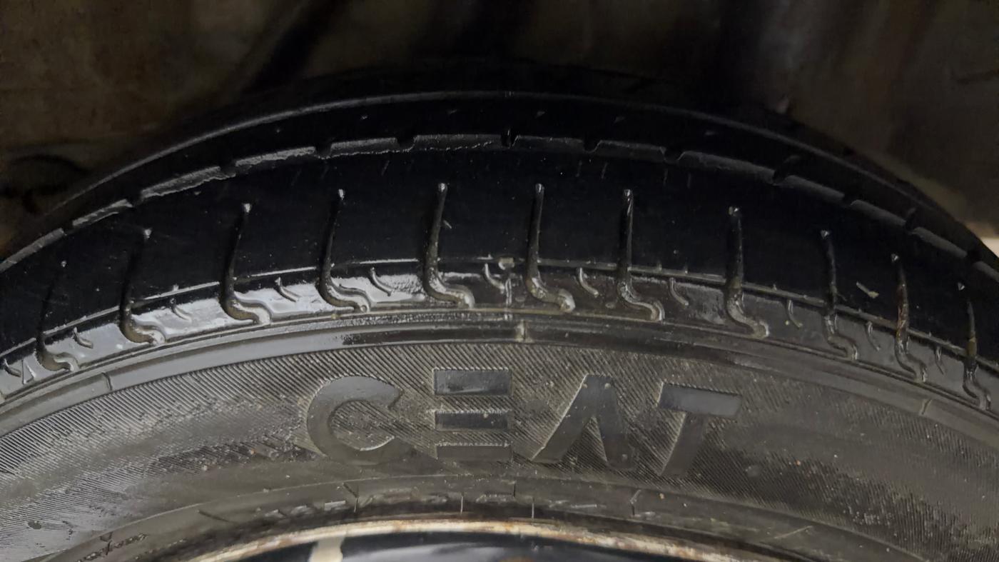 2016 Honda Amaze 1.2L I-VTEC E, CNG, Manual, 1,16,515 km, Left Rear Tyre Tread