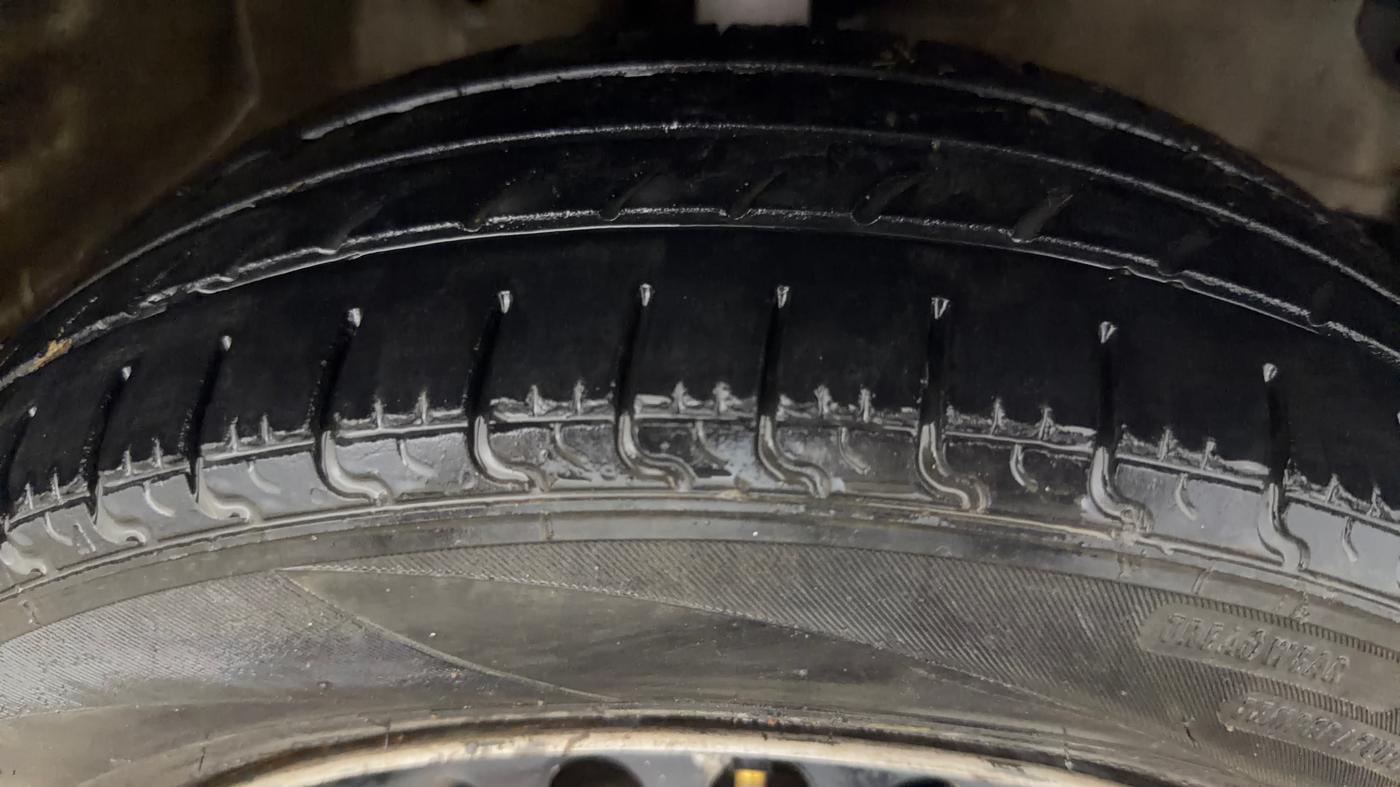 2016 Honda Amaze 1.2L I-VTEC E, CNG, Manual, 1,16,515 km, Right Front Tyre Tread