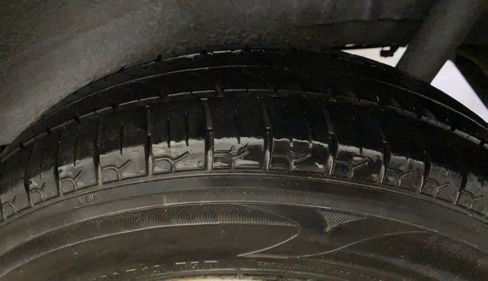 2017 Maruti Wagon R 1.0 LXI, CNG, Manual, 36,513 km, Left Rear Tyre Tread