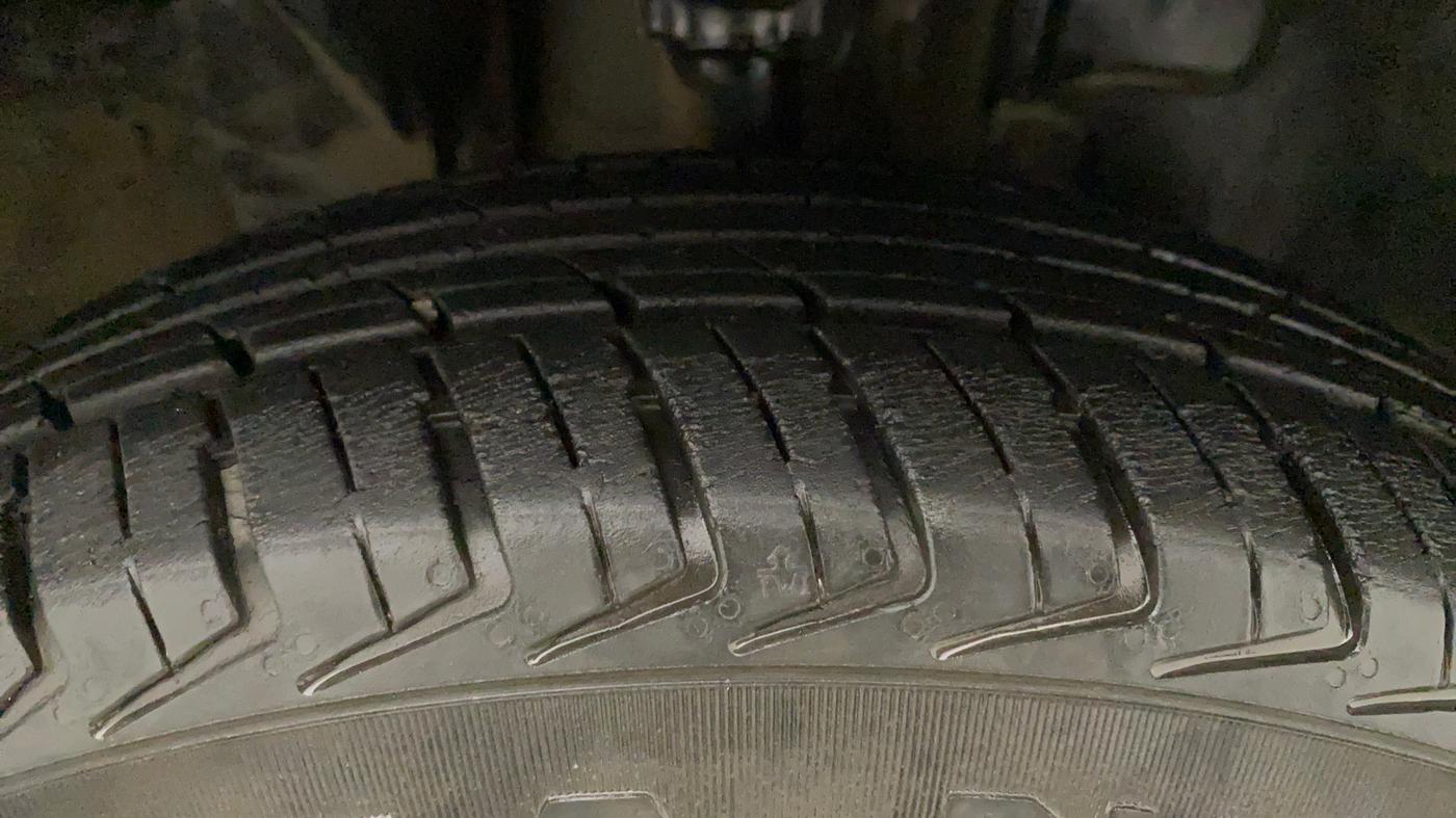 2017 Renault Kwid RXT 1.0 AMT (O), Petrol, Automatic, 36,588 km, Right Front Tyre Tread