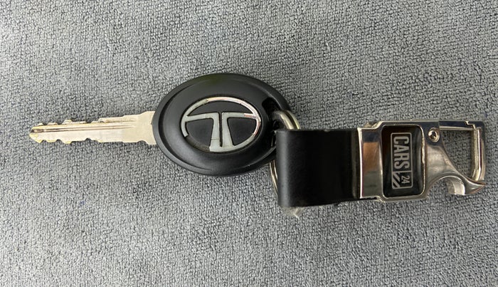 2017 Tata Tiago XE 1.2 REVOTRON, Petrol, Manual, 7,719 km, Key Close Up