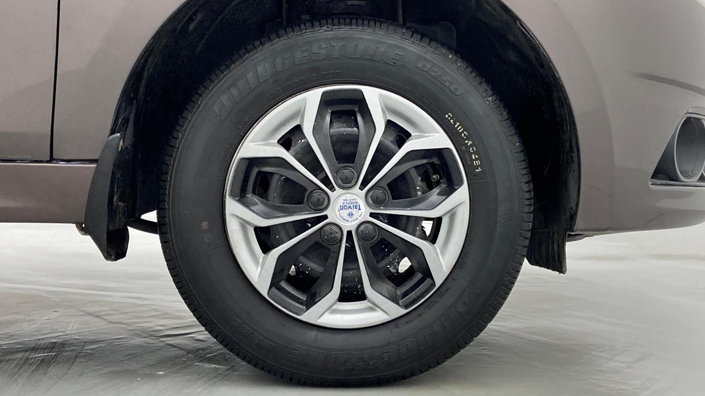 2017 Tata Tiago XE 1.2 REVOTRON, Petrol, Manual, 7,719 km, Right Front Wheel