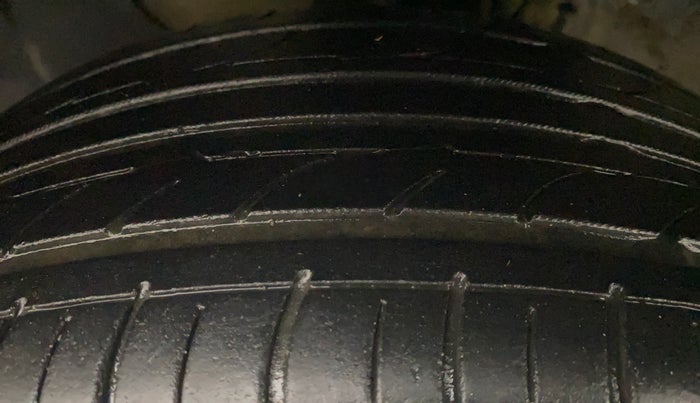 2014 Hyundai Elite i20 ASTA 1.2, Petrol, Manual, 1,14,706 km, Left Front Tyre Tread