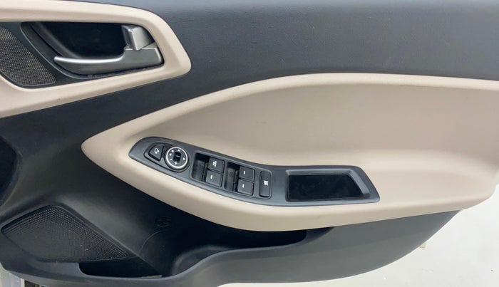 2014 Hyundai Elite i20 ASTA 1.2, Petrol, Manual, 1,14,706 km, Driver Side Door Panels Control