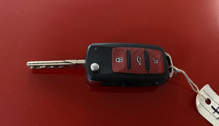 2014 Volkswagen Polo COMFORTLINE 1.2L PETROL, Petrol, Manual, 1,06,944 km, Key Close Up