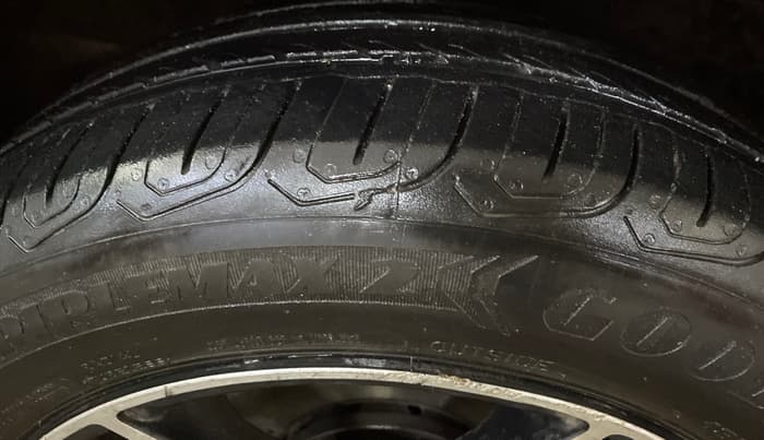 2014 Volkswagen Polo COMFORTLINE 1.2L PETROL, Petrol, Manual, 1,06,944 km, Right Front Tyre Tread
