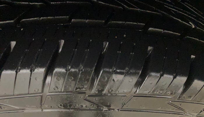 2014 Renault Duster 85 PS RXL DIESEL, Diesel, Manual, 1,03,375 km, Right Front Tyre Tread