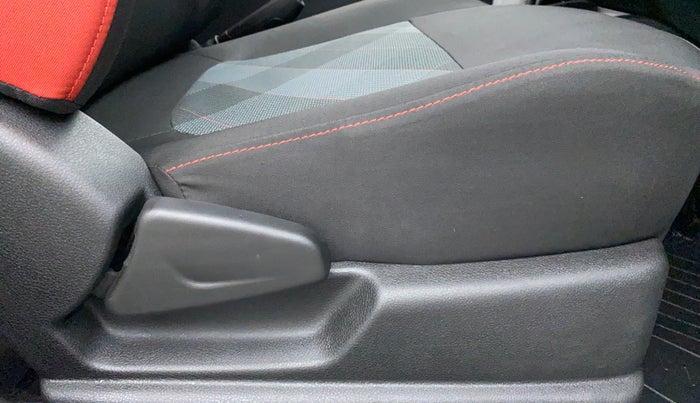 2021 Renault Kwid 1.0 RXT Opt AT, Petrol, Automatic, 1,060 km, Driver Side Adjustment Panel