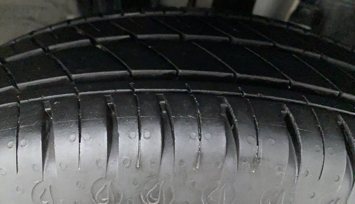 2021 Renault Kwid 1.0 RXT Opt AT, Petrol, Automatic, 1,060 km, Right Front Tyre Tread