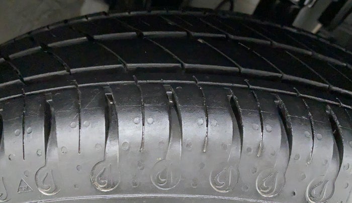 2021 Renault Kwid 1.0 RXT Opt AT, Petrol, Automatic, 1,060 km, Right Rear Tyre Tread