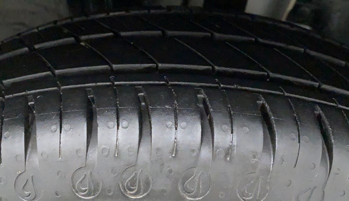 2021 Renault Kwid 1.0 RXT Opt AT, Petrol, Automatic, 1,060 km, Left Front Tyre Tread