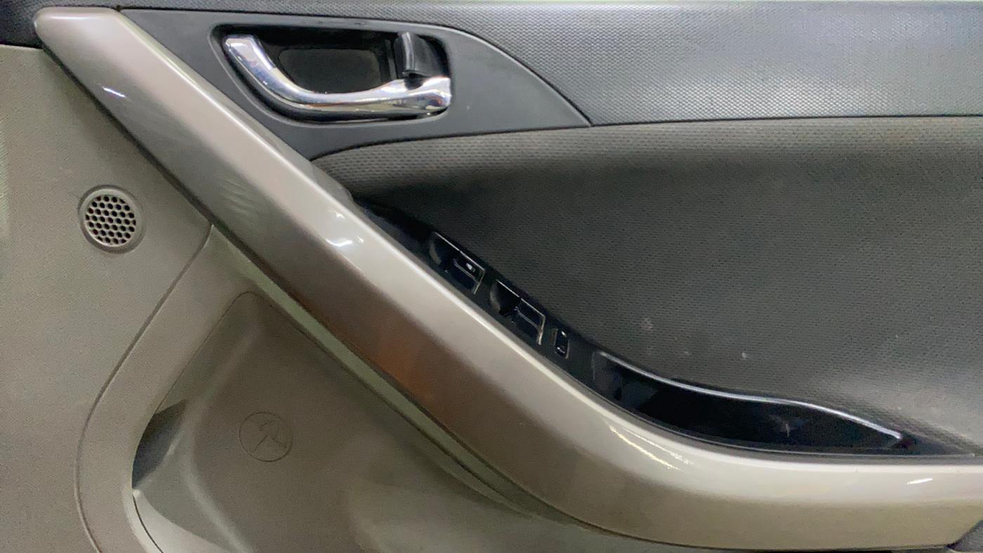 2018 Tata NEXON XZ PLUS DIESEL, Diesel, Manual, 1,08,811 km, Driver Side Door Panels Control
