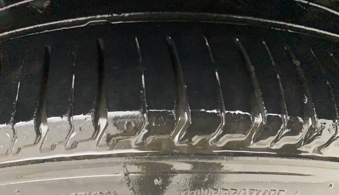 2015 Volkswagen Vento HIGHLINE PETROL AT, Petrol, Automatic, 1,03,647 km, Left Rear Tyre Tread