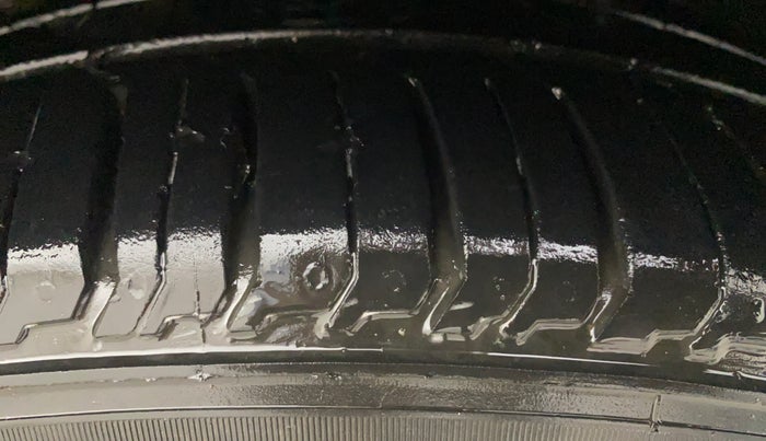 2015 Volkswagen Vento HIGHLINE PETROL AT, Petrol, Automatic, 1,03,647 km, Right Front Tyre Tread