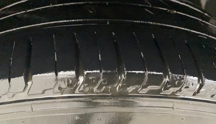 2015 Volkswagen Vento HIGHLINE PETROL AT, Petrol, Automatic, 1,03,647 km, Right Rear Tyre Tread