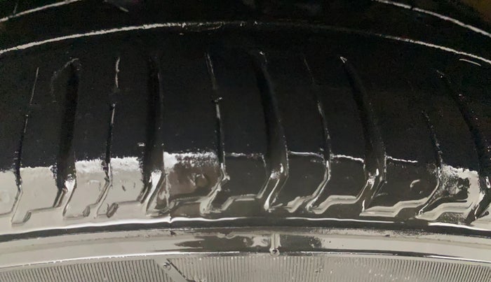 2015 Volkswagen Vento HIGHLINE PETROL AT, Petrol, Automatic, 1,03,647 km, Left Front Tyre Tread