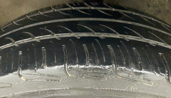 2011 Maruti Ritz ZXI, Petrol, Manual, 98,511 km, Left Front Tyre Tread