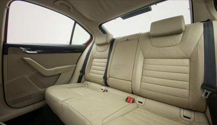 2014 Skoda Octavia ELEGANCE 1.8 TSI AT, Petrol, Automatic, 82,464 km, Right Side Rear Door Cabin
