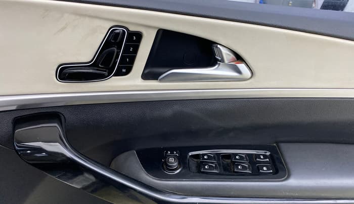 2022 Mahindra XUV700 AX 7 D MT 7 STR, Diesel, Manual, 1,42,388 km, Driver Side Door Panels Control