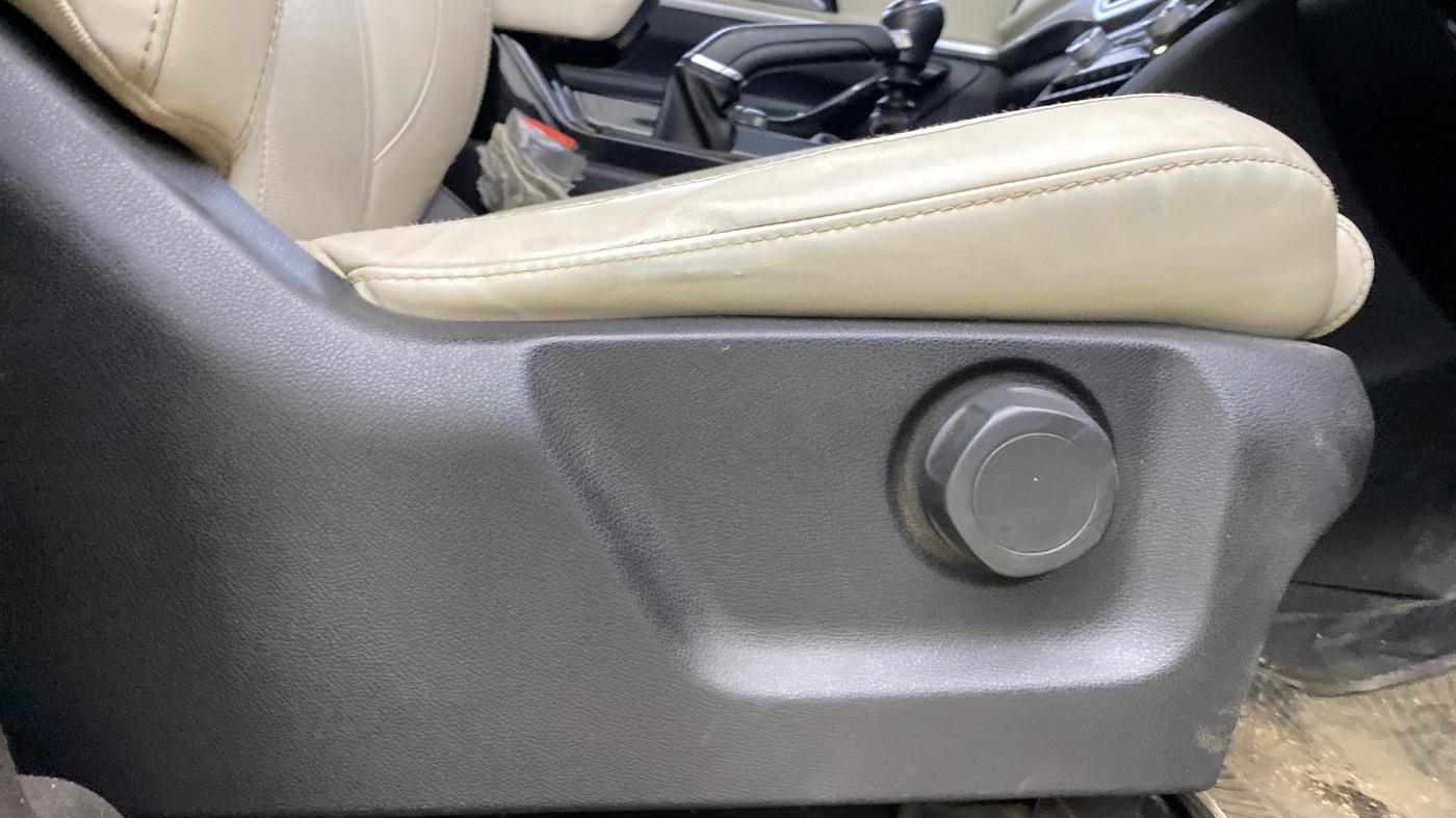 2022 Mahindra XUV700 AX 7 D MT 7 STR, Diesel, Manual, 1,42,388 km, Driver Side Adjustment Panel