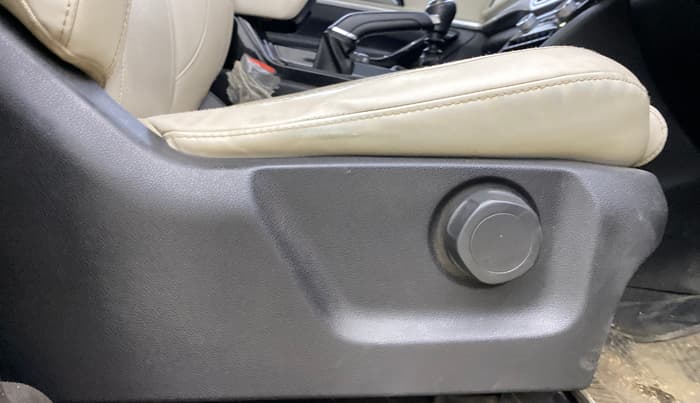 2022 Mahindra XUV700 AX 7 D MT 7 STR, Diesel, Manual, 1,42,388 km, Driver Side Adjustment Panel