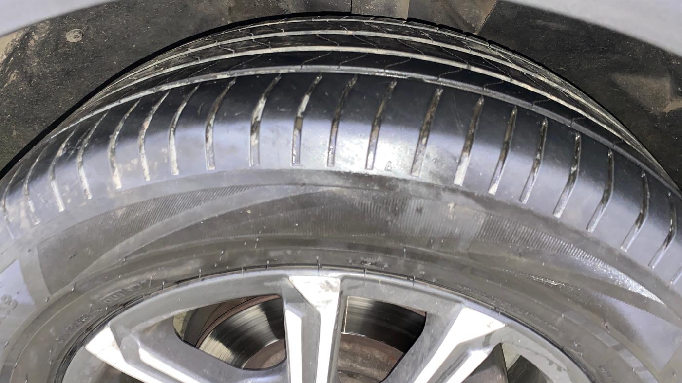 2022 Mahindra XUV700 AX 7 D MT 7 STR, Diesel, Manual, 1,42,388 km, Right Front Tyre Tread