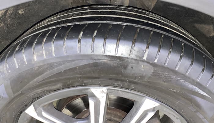 2022 Mahindra XUV700 AX 7 D MT 7 STR, Diesel, Manual, 1,42,388 km, Right Front Tyre Tread