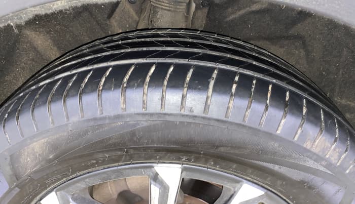 2022 Mahindra XUV700 AX 7 D MT 7 STR, Diesel, Manual, 1,42,388 km, Right Rear Tyre Tread