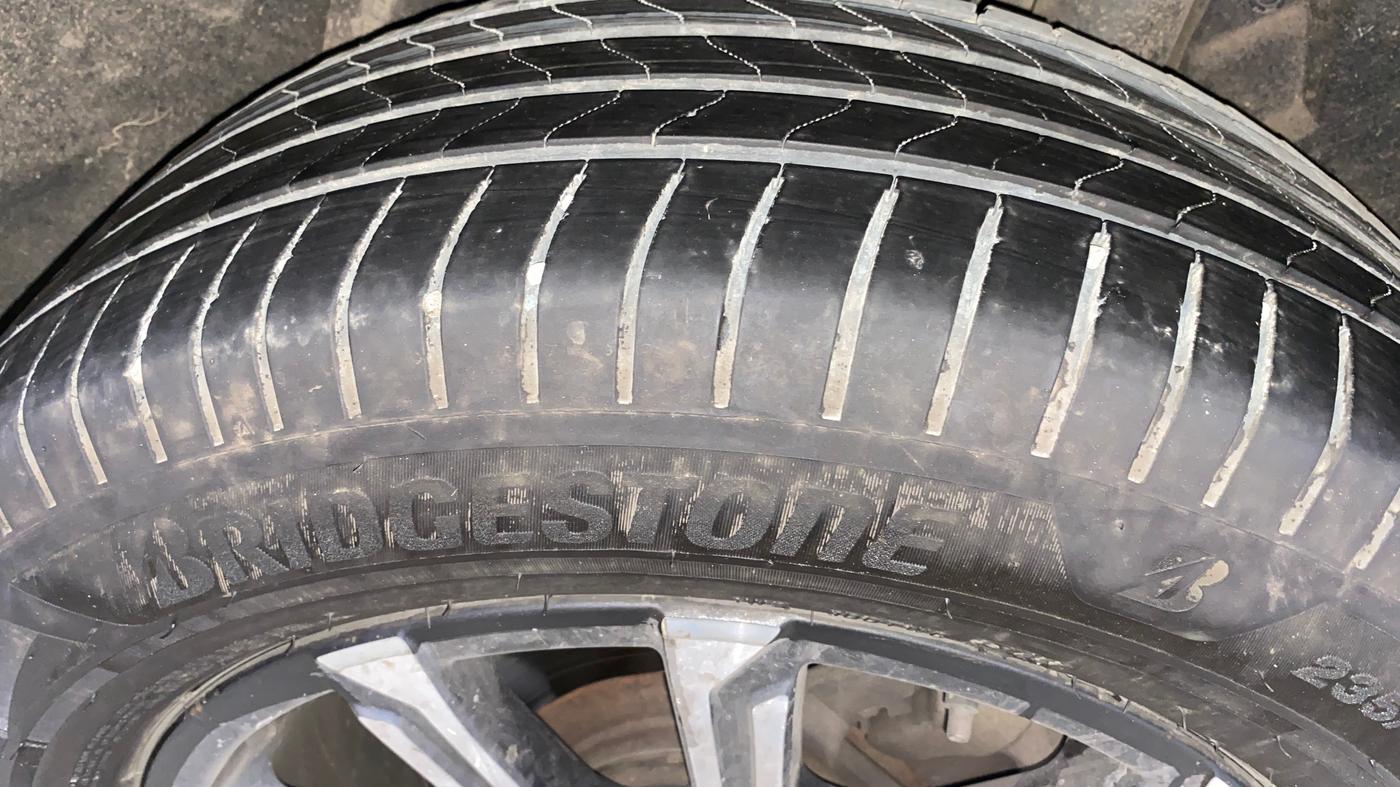 2022 Mahindra XUV700 AX 7 D MT 7 STR, Diesel, Manual, 1,42,388 km, Left Rear Tyre Tread