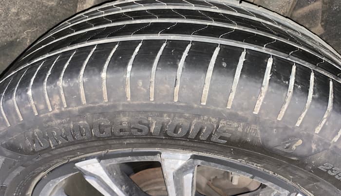 2022 Mahindra XUV700 AX 7 D MT 7 STR, Diesel, Manual, 1,42,388 km, Left Rear Tyre Tread