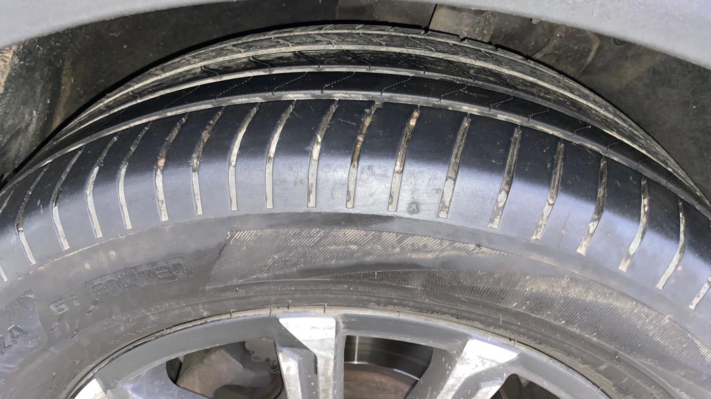 2022 Mahindra XUV700 AX 7 D MT 7 STR, Diesel, Manual, 1,42,388 km, Left Front Tyre Tread