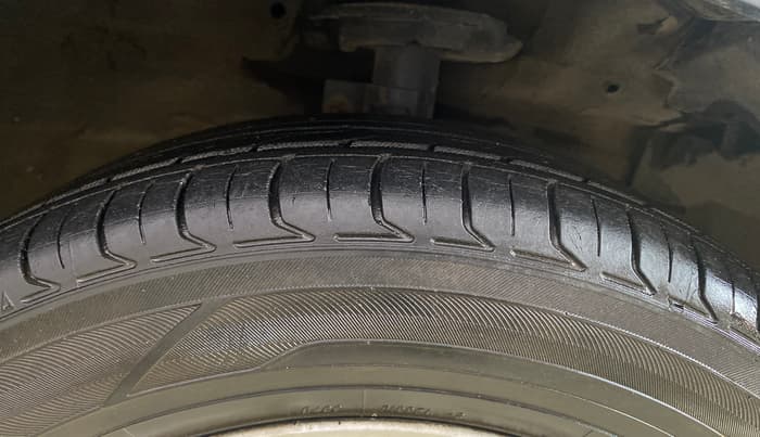2017 Maruti Ertiga ZXI+, CNG, Manual, 72,276 km, Right Front Tyre Tread