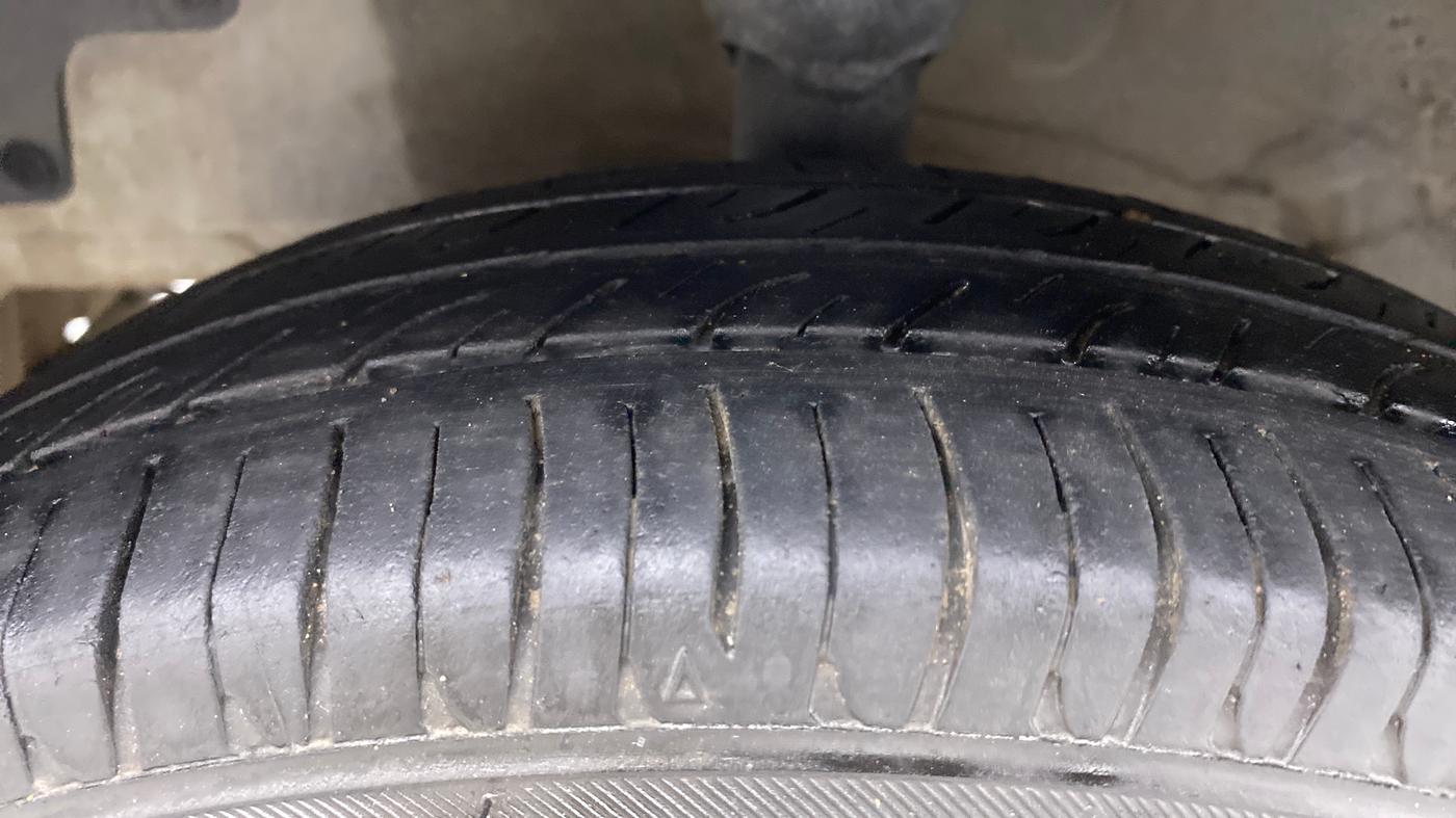 2016 Hyundai Eon ERA +, Petrol, Manual, 96,417 km, Left Front Tyre Tread