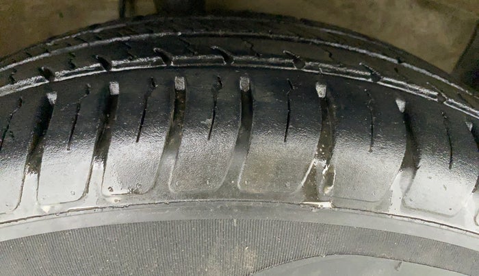 2011 Maruti Swift LXI, Petrol, Manual, 51,109 km, Right Front Tyre Tread