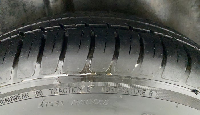 2011 Maruti Swift LXI, Petrol, Manual, 51,109 km, Right Rear Tyre Tread