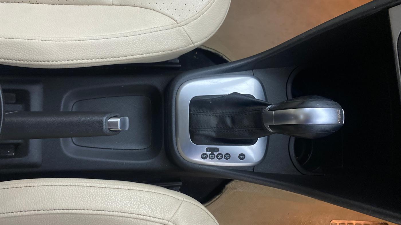 2019 Volkswagen Vento HIGHLINE PLUS 1.2 AT, Petrol, Automatic, 63,390 km, Gear Lever