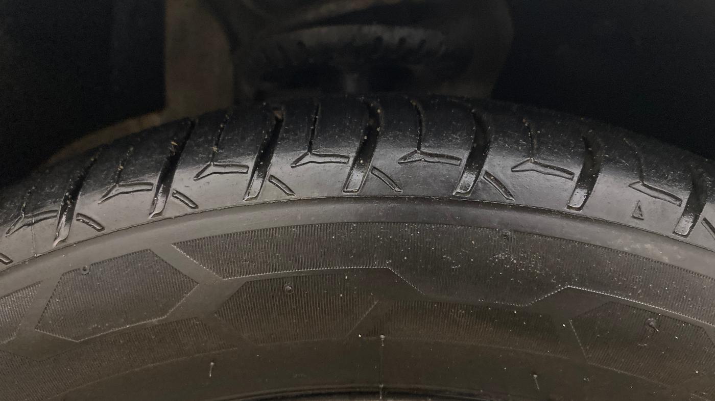 2019 Volkswagen Vento HIGHLINE PLUS 1.2 AT, Petrol, Automatic, 63,390 km, Right Front Tyre Tread