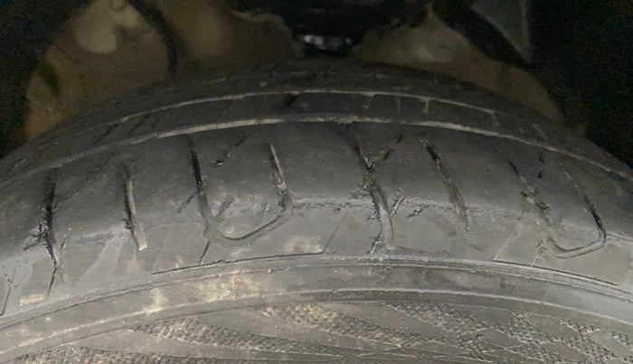 2021 Mahindra XUV300 W8 (O) 1.5 DIESEL AMT, Diesel, Automatic, 1,06,183 km, Left Front Tyre Tread