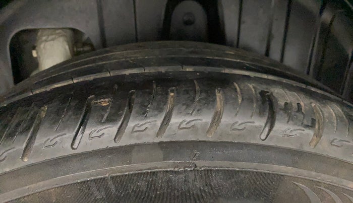 2021 Mahindra XUV300 W8 (O) 1.5 DIESEL AMT, Diesel, Automatic, 1,06,183 km, Left Rear Tyre Tread