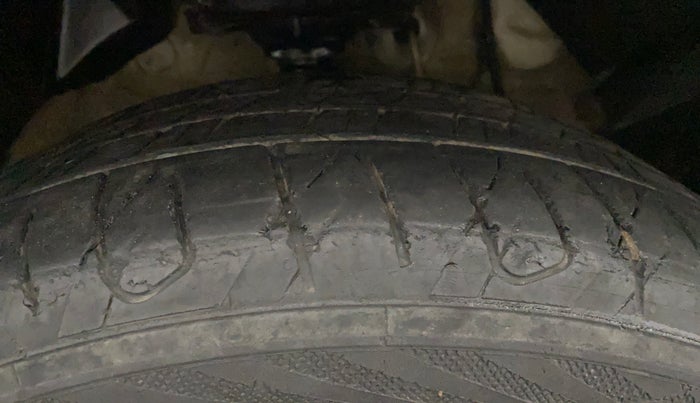 2021 Mahindra XUV300 W8 (O) 1.5 DIESEL AMT, Diesel, Automatic, 1,06,183 km, Right Front Tyre Tread