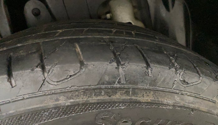 2021 Mahindra XUV300 W8 (O) 1.5 DIESEL AMT, Diesel, Automatic, 1,06,183 km, Right Rear Tyre Tread