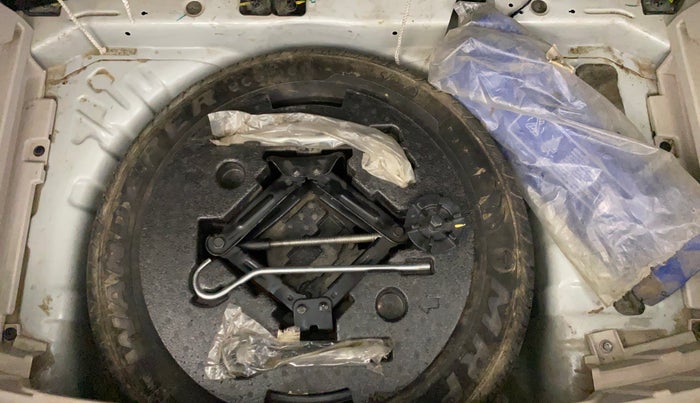 2021 Mahindra XUV300 W8 (O) 1.5 DIESEL AMT, Diesel, Automatic, 1,06,183 km, Spare Tyre