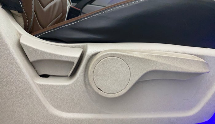 2021 Mahindra XUV300 W8 (O) 1.5 DIESEL AMT, Diesel, Automatic, 1,06,183 km, Driver Side Adjustment Panel